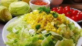 أكلة غنية بالألياف - سلطة الخس بالذرة