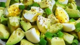 طريقة عمل سلطة الأفوكادو بالبيض