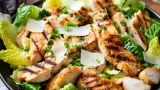 طريقة عمل سلطة سيزر بالدجاج المشوي