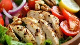 طريقة عمل سلطة الدجاج بالخس
