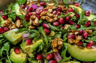 طريقة عمل سلطة الأفوكادو والجرجير